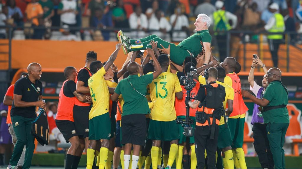Victoria Africii de Sud în fața Zimbabwe-ului, cu Ngezana în prim-plan Africa de Sud a obținut o victorie crucială în confruntarea cu Zimbabwe, scor 3-2, într-un meci disputat recent