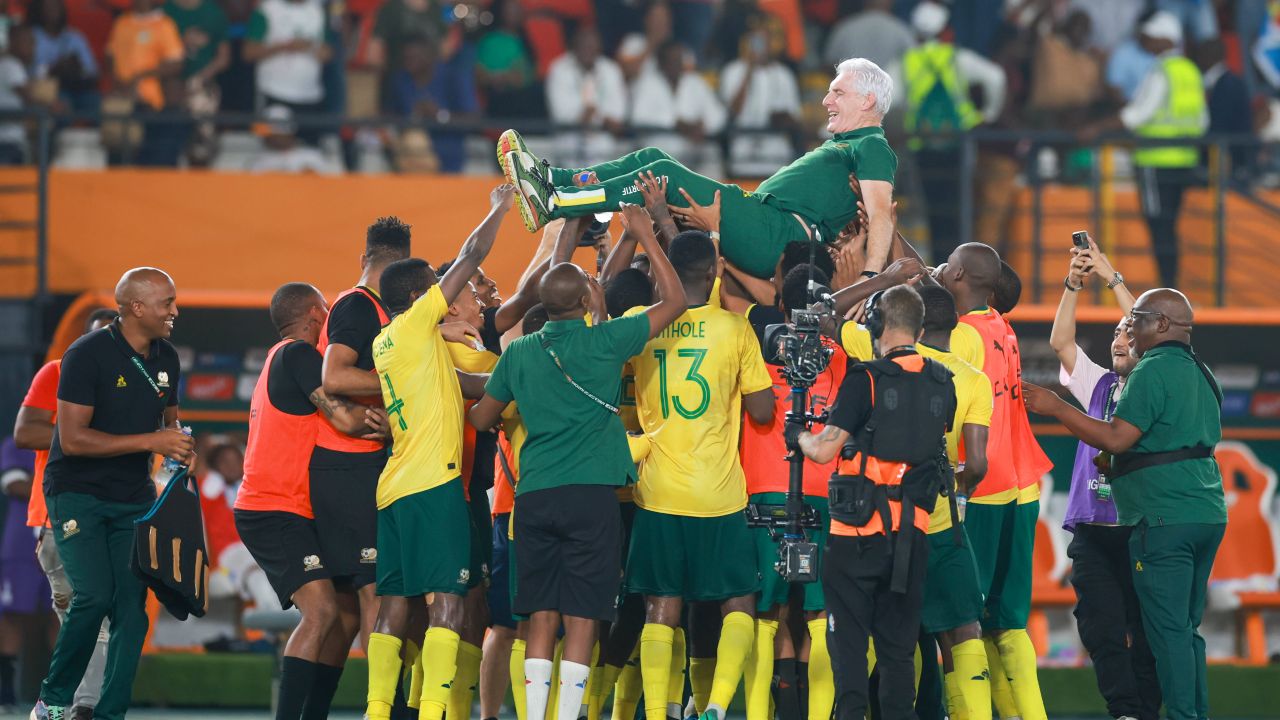 Victoria Africii de Sud în fața Zimbabwe-ului, cu Ngezana în prim-plan Africa de Sud a obținut o victorie crucială în confruntarea cu Zimbabwe, scor 3-2, într-un meci disputat recent