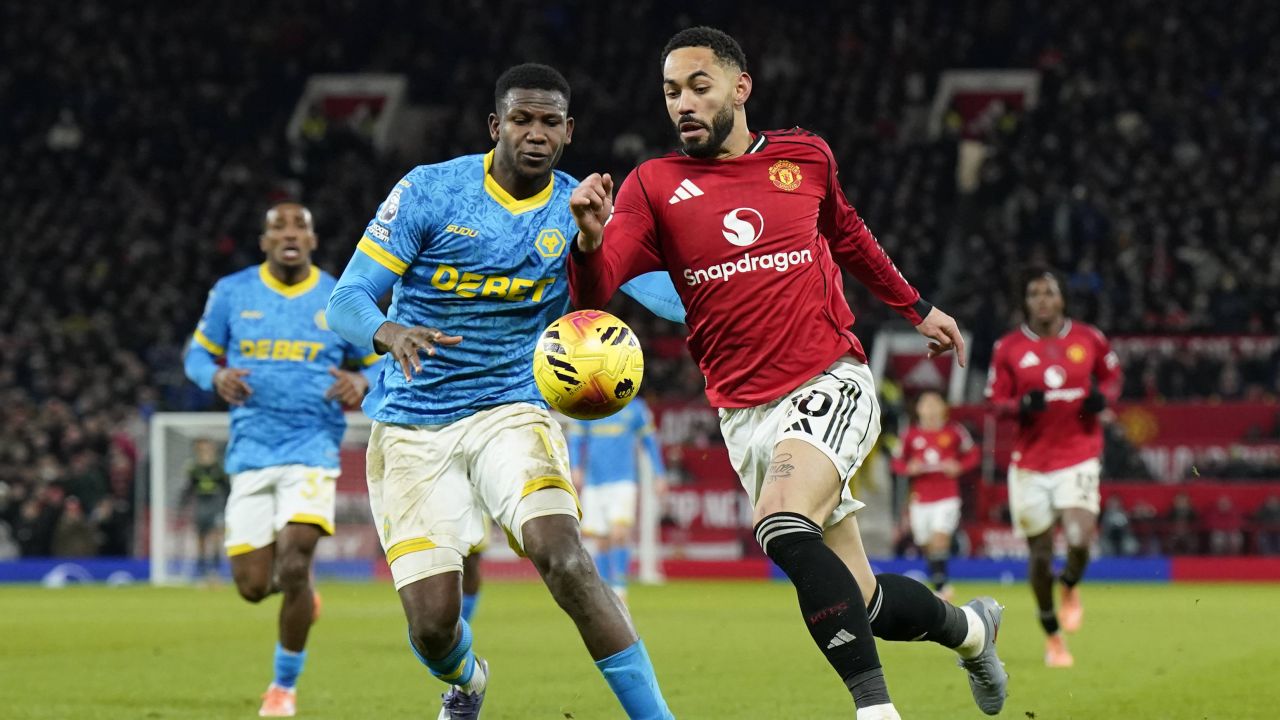 Manchester United, doar un egal cu Wolves în Premier League Într-un meci intens contând pentru etapa a 19-a din Premier League, Manchester United a înregistrat o remiză dezamăgitoare, scor 1-1, contra formației Wolverhampton Wanderers