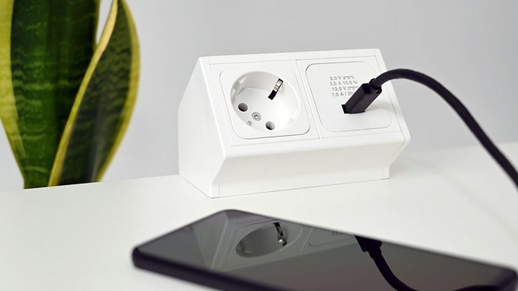 Consumi energie dacă lași încărcătorul telefonului în priză toată ziua?