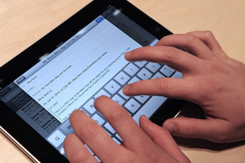 Transformă-ți iPad-ul în laptop cu tastatură și trackpad