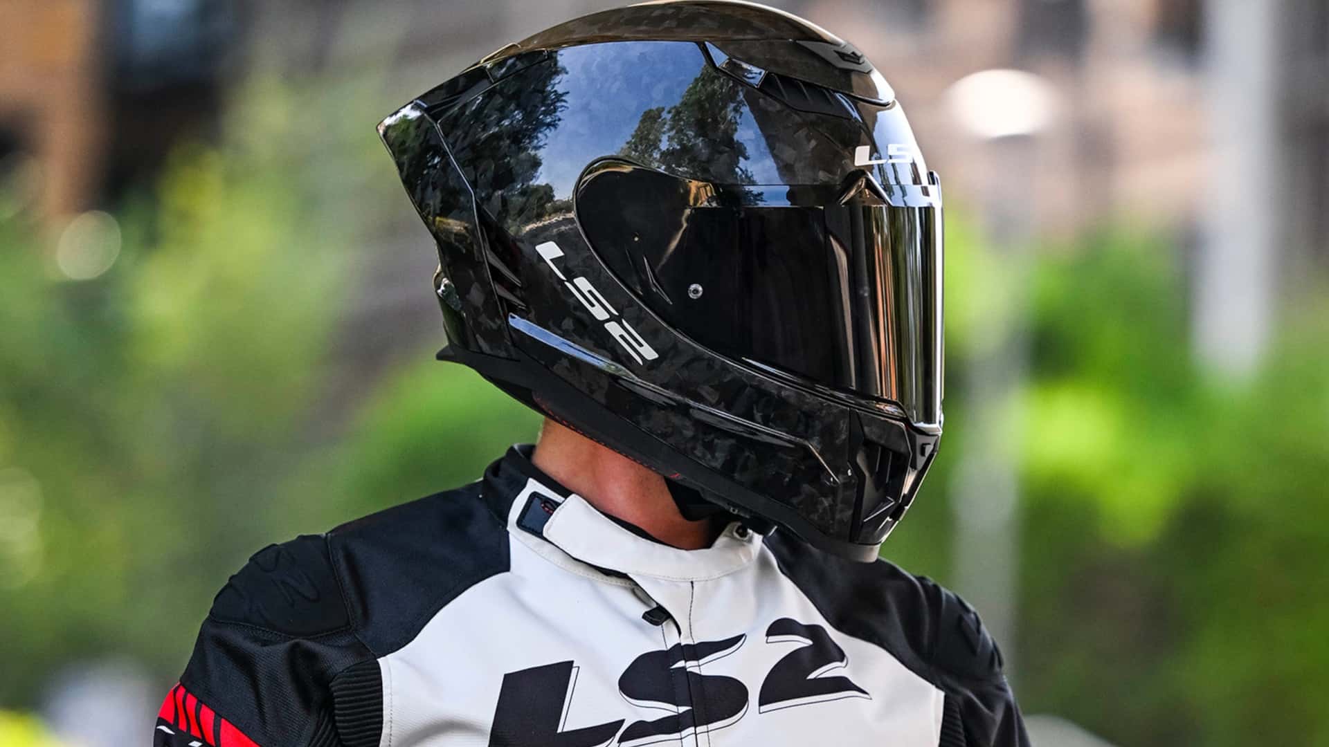 Motocicliștii români acordă o importanță din ce în ce mai mare echipamentului de protecție, în special castii, alături de alte accesorii esențiale pentru siguranță pe șosea