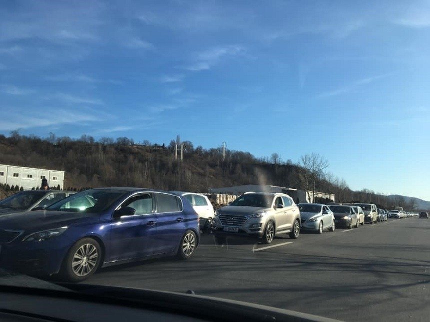 Trafic de zile mari pe Valea Prahovei, în ciuda temperaturilor reci și a condițiilor de iarnă, într-un weekend de final de an extrem de aglomerat