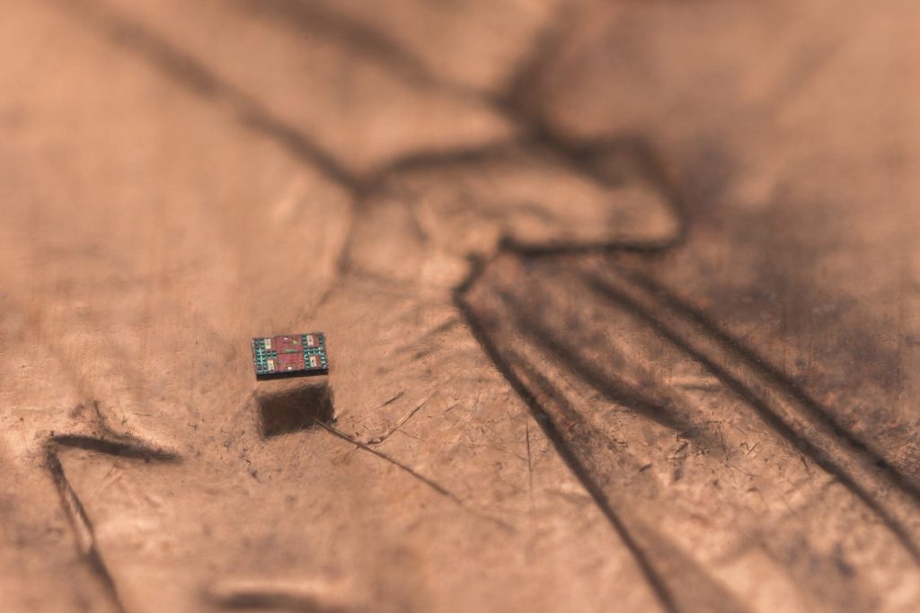 Un pas revoluționar în domeniul nanotehnologiei a fost făcut recent de o echipă mixtă din Statele Unite, care a reușit să creeze cel mai mic robot programabil din lume, având dimensiuni comparabile cu un bob de sare
