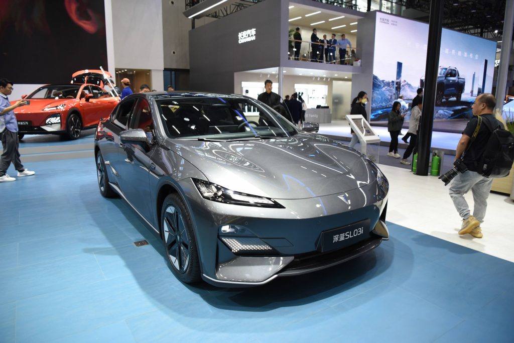 China aprobă primele două mașini electrice autonome de Nivel 3