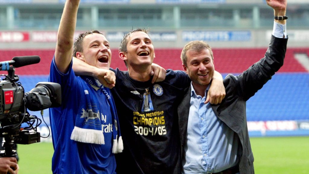 Roman Abramovich, un nume greu în fotbalul european Fostul proprietar al clubului Chelsea, Roman Abramovich, continuă să fie o figură emblematică în fotbalul european, în special în Premier League, competiția care își desfășoară meciurile în direct și în exclusivitate pe VOYO