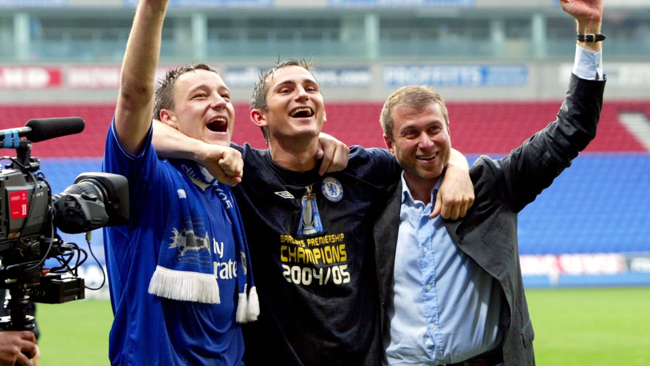 Roman Abramovich, un nume greu în fotbalul european Fostul proprietar al clubului Chelsea, Roman Abramovich, continuă să fie o figură emblematică în fotbalul european, în special în Premier League, competiția care își desfășoară meciurile în direct și în exclusivitate pe VOYO