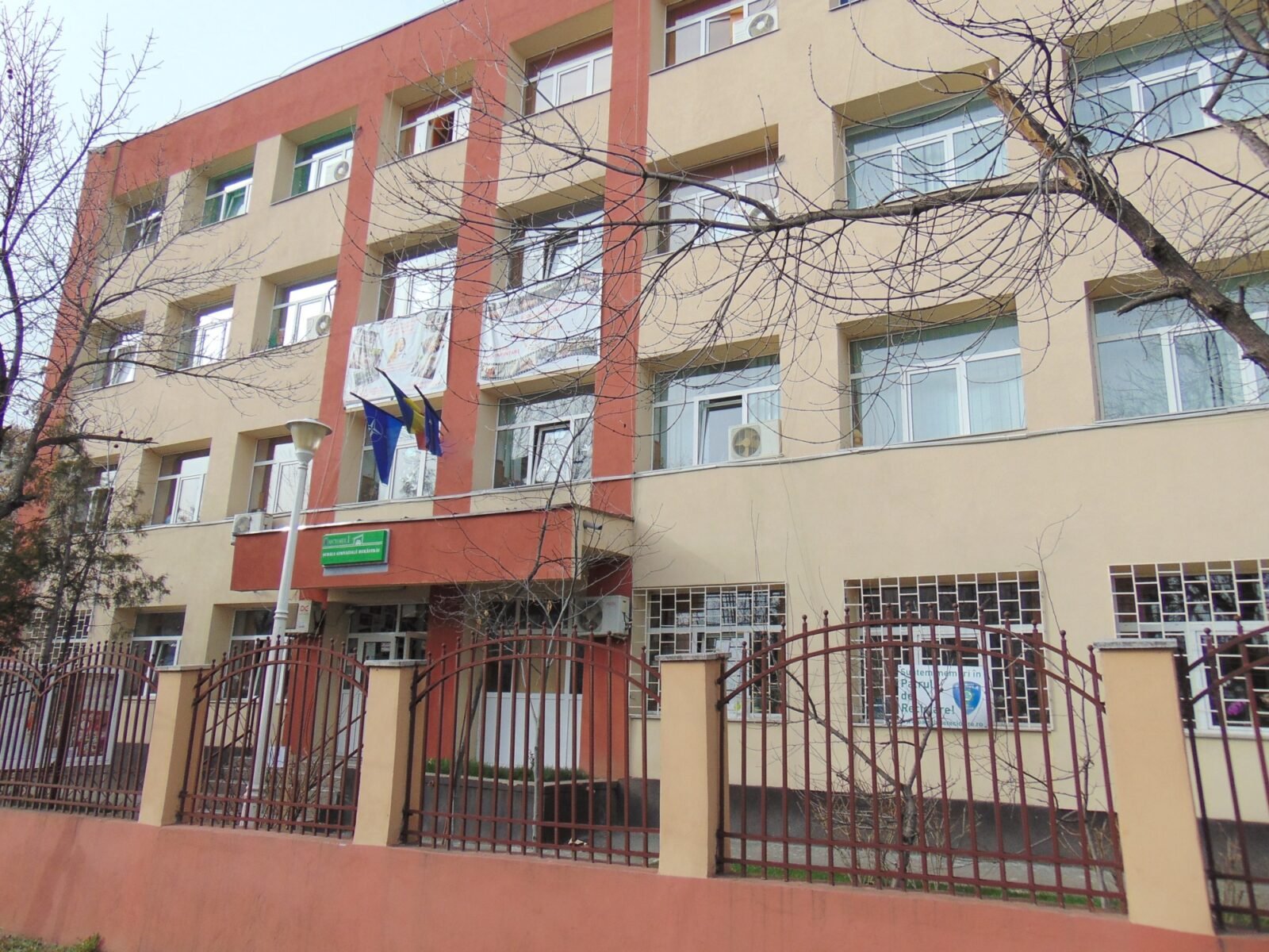 Primăria Sectorului 1 a semnat, cu puțin înainte de Crăciun, un contract de peste 51.000 de euro pentru realizarea documentațiilor tehnice necesare extinderii Școlii Gimnaziale Herăstrău, una dintre cele mai aglomerate unități de învățământ din sector