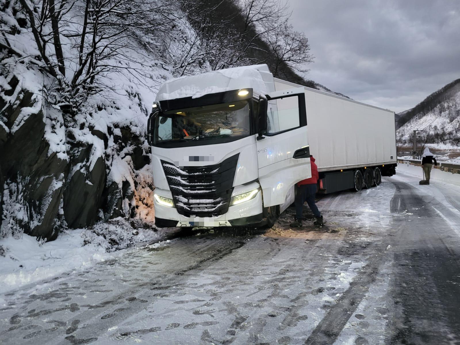 Trafic îngreunat pe DN 7 – Valea Oltului din cauza ninsorilor abundente și a autocamioanelor blocate Circulația pe DN 7, unul dintre cele mai aglomerate și importante drumuri naționale din țară, cunoscut drept Valea Oltului, s-a transformat într-o adevărată provocare pentru șoferi în această seară