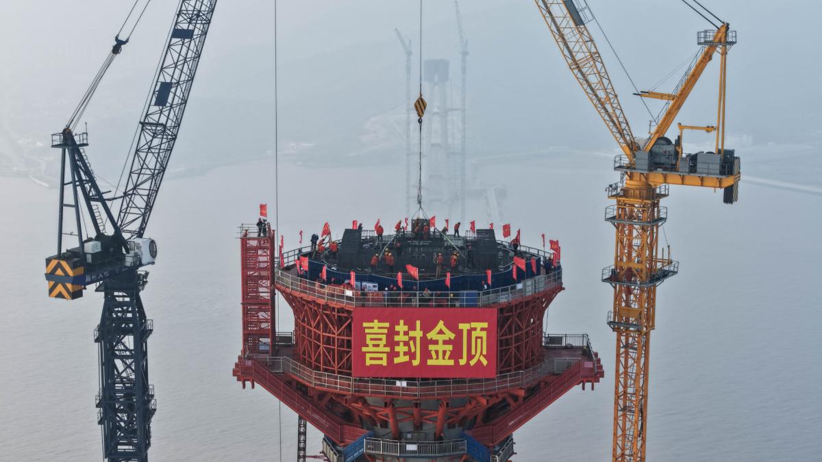 China stabilește un nou record mondial în ingineria civilă China a marcat un moment remarcabil în ingineria civilă, finalizând construirea celui mai înalt pilon de pod din lume, ridicat direct în mare