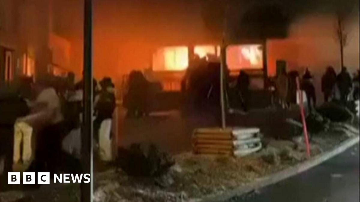 Incendiu devastator la barul Constellation din Crans-Montana Un incendiu de proporții a izbucnit în cursul serii trecute la barul Constellation din renumitul resort ski Crans-Montana, provocând panică printre localnici și turiști