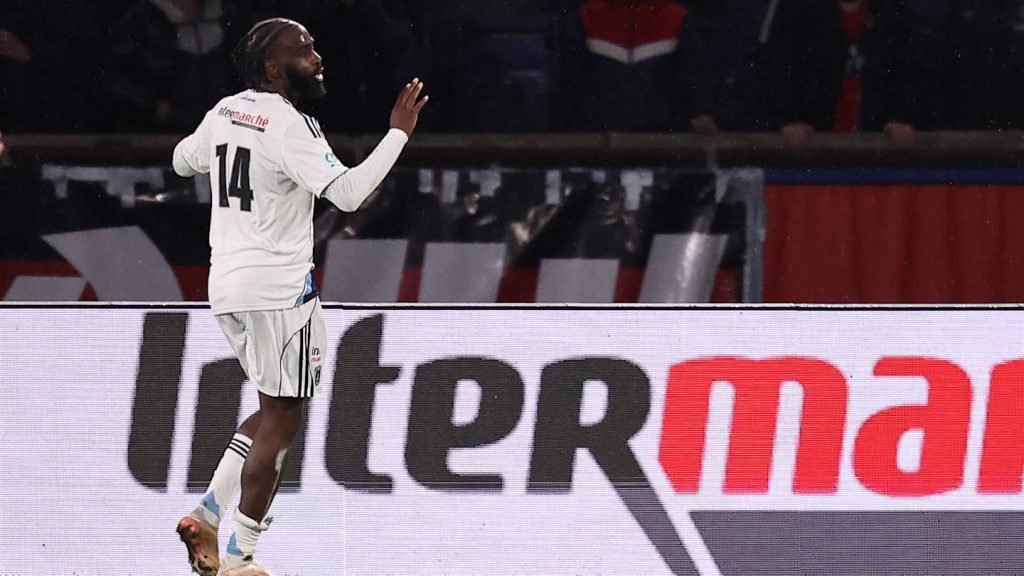 Ikoné elimină PSG din Cupa Franței cu un gol decisiv, dar rămâne rezervat în celebrarea sa Jonathan Ikoné a fost protagonistul unei întâlniri memorabile, marcată de un singur gol care a dus la eliminarea echipei Paris Saint-Germain din Cupa Franței