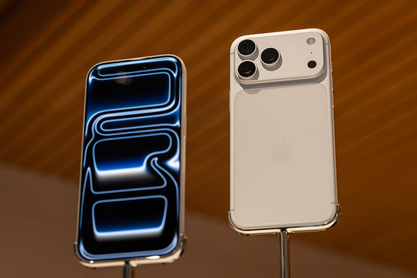 Apple pregătește o revoluție în designul noilor smartphone-uri iPhone 18 Pro și iPhone 18 Pro Max, conform unor informații recente ce sugerează schimbări semnificative ale display-ului