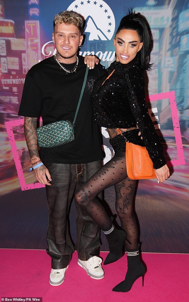 Katie Price și JJ Slater, o poveste de iubire încheiată după aproape doi ani Katie Price, fostă model de glamour, a decis să pună capăt relației cu JJ Slater, fost participant la reality show-ul „Married At First Sight UK”, după aproape doi ani de romantism tumultuos