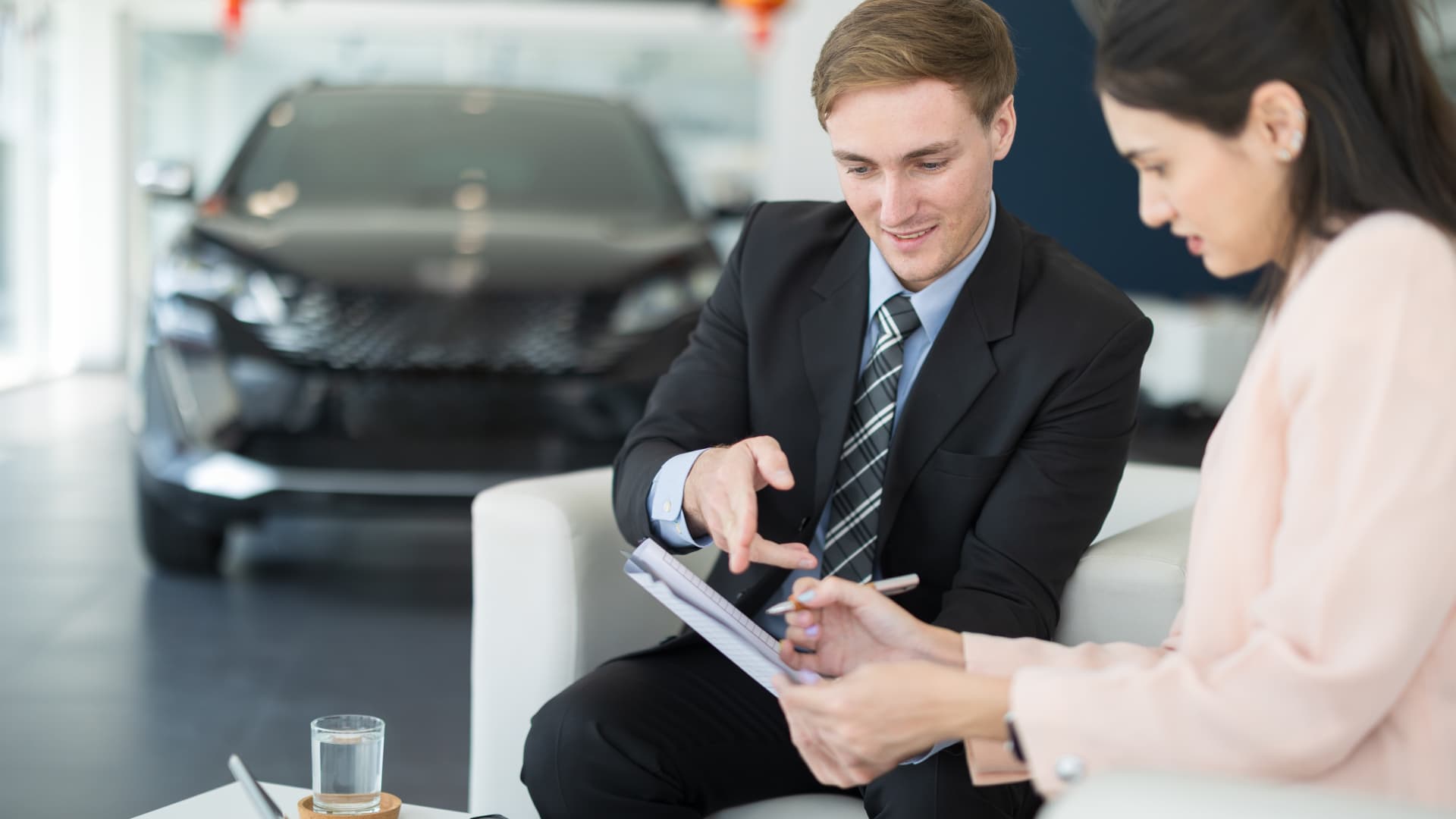 Dinamica împrumuturilor auto: Tot mai mulți români se confruntă cu echitatea negativă Peste 29% dintre românii care își vând mașinile pentru a achiziționa un vehicul nou se află în situația de echitate negativă, conform unui raport recent
