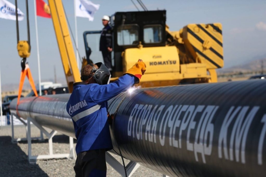 Ungaria și Slovacia contestă decizia Uniunii Europene de interzicere a importurilor de gaz din Rusia la Curtea de Justiție Guvernele Ungariei și Slovaciei au anunțat oficial că vor depune contestații împotriva deciziei Uniunii Europene de a interzice importurile de gaz rusesc, considerând că măsura afectează în mod direct interesele naționale ale celor două țări