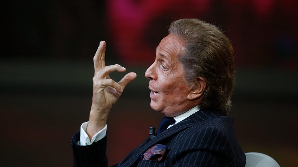 Decesul stilistului Valentino Garavani, o pierdere imensă pentru moda mondială Stilistul italian Valentino Garavani, legendă a industriei modei, a murit la vârsta de 93 de ani