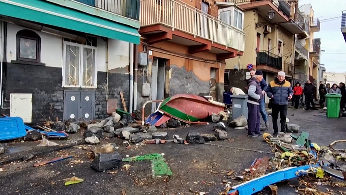 Furtuna Harry devastatoare în Mediterana Furtuna Harry a lovit puternic zone din Mediterana în această săptămână, lăsând în urma sa distrugeri și inundații masive