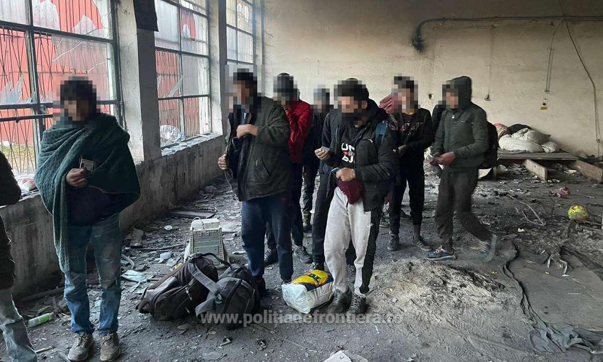Tensiuni în cercurile traficanților de migranți: doi bărbați, între care un cetățean român, reținuți pentru implicare în rețelele ilicite Polițiștii de frontieră au făcut o nouă captură în lupta împotriva traficului de migranți, reținând doi bărbați într-un dosar complex care vizează rețelele clandestine care facilitatează traversarea ilegală a granițelor