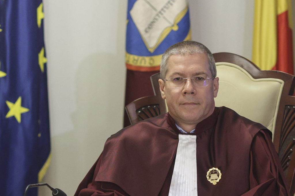 Judecătorul Dacian Dragoș de la Curtea Constituțională a României (CCR) se confruntă cu acuzații de incompatibilitate