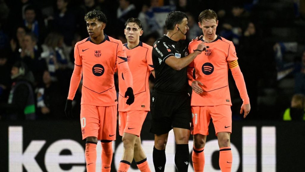 Frenkie de Jong criticizează atitudinea arbitrului după înfrângerea Barcelonei Frenkie de Jong, mijlocașul echipei FC Barcelona, a criticat atitudinea arogantă a arbitrului Jesús Gil Manzano în urma înfrângerii surprinzătoare suferite de catalani în fața echipei Real Sociedad
