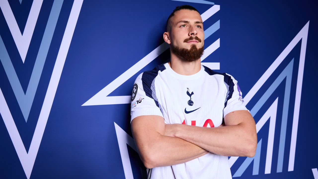Radu Drăgușin vizează plecarea la Roma, dar Tottenham blochează transferul Radu Drăgușin, tânărul fundaș român promovat de Tottenham, a solicitat în mod categoric să fie lăsat să evolueze pentru AS Roma în fereastra de transferuri din această iarnă