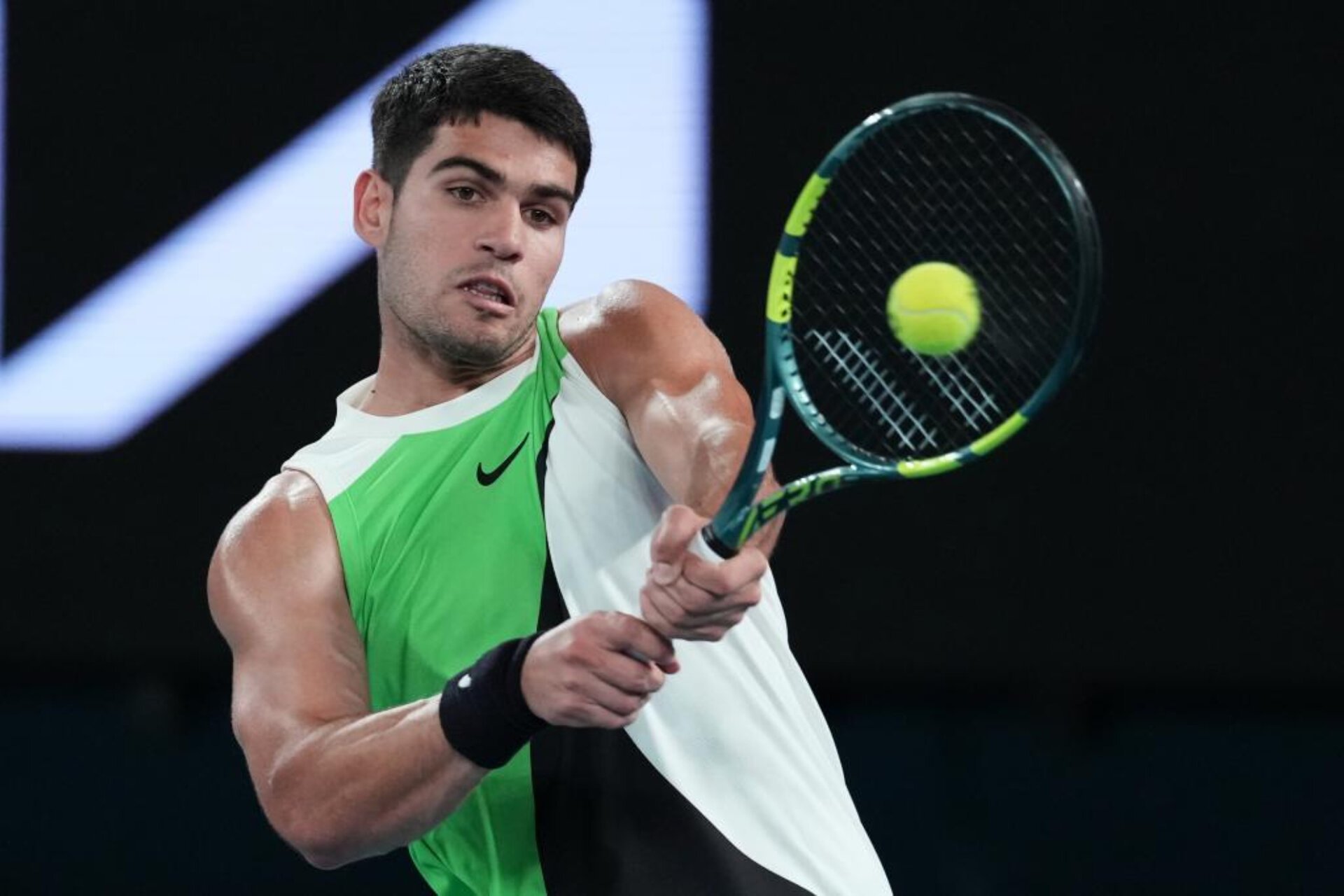Carlos Alcaraz, pregătit pentru duelul din ’16’-imile Open-ului Australian Rod Laver Arena devine, în această dimineață, scena unui meci de mare intensitate între spaniolul Carlos Alcaraz, numărul 1 mondial, și germanul Yannick Hanfmann