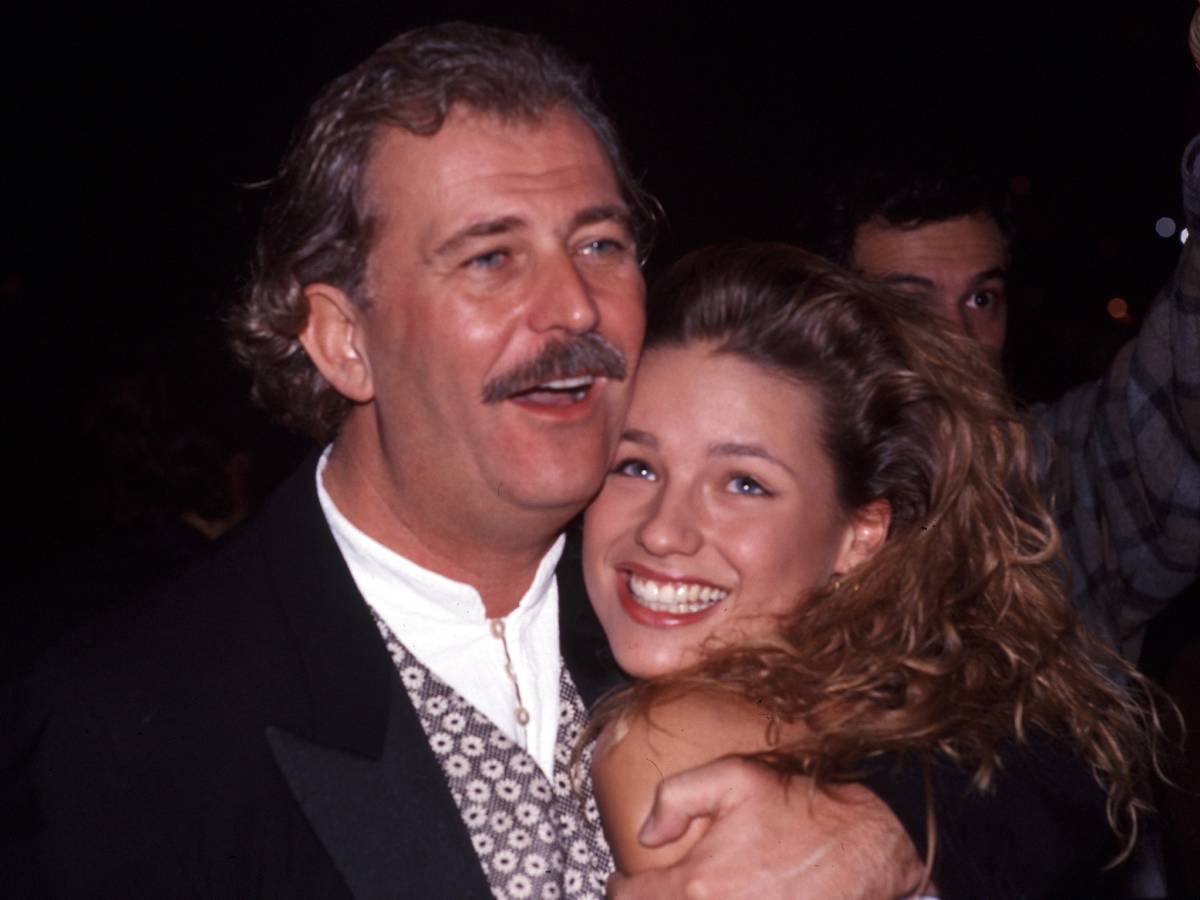 Michelle Hunziker: Povestea tumultuoasă a vieții sentimentale în lumina reflectoarelor Michelle Hunziker, cunoscută pentru cariera sa strălucitoare în televiziune și modă, a fost mereu un subiect de interes pentru tabloide, iar viața ei amoroasă a captat atenția publicului larg de la o vârstă fragedă