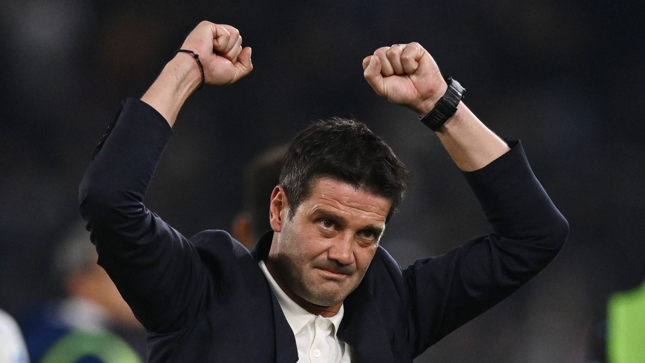 Milanul strălucește: Victorie și pași importanți către titlu Formația AC Milan a avut un weekend de vis în Serie A, reușind să se desprindă în fruntea clasamentului după ce principalele contracandidate s-au împotmolit pe drumul spre victorie