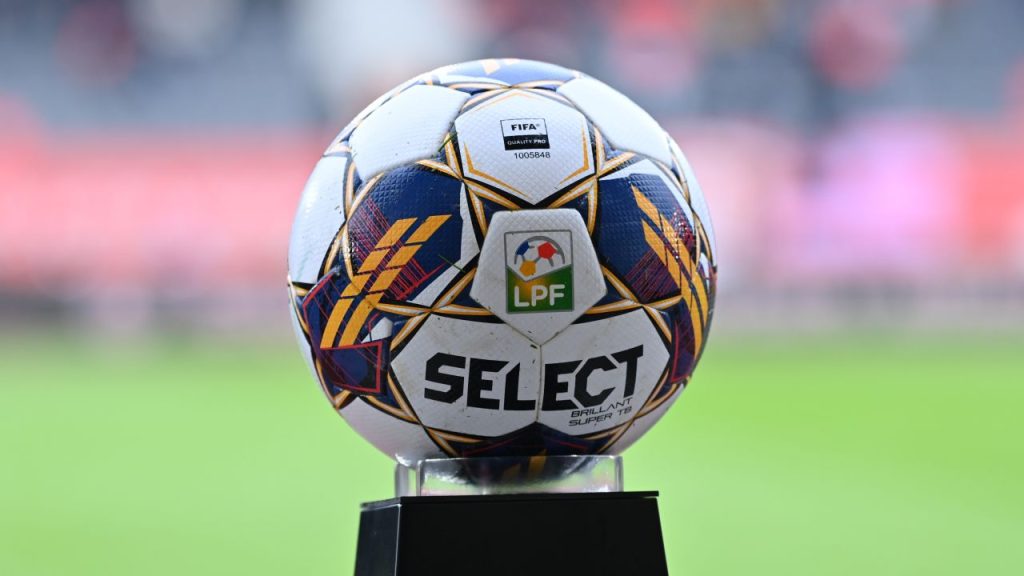 Eugen Neagoe rămâne la Petrolul, în ciuda rezultatelor slabe Conducerea clubului Petrolul Ploiești a decis să continue colaborarea cu antrenorul Eugen Neagoe, în ciuda seriei de rezultate nesatisfăcătoare care au pus echipa în pericolul retrogradării