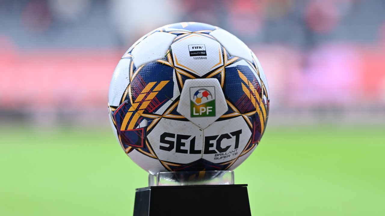 Eugen Neagoe rămâne la Petrolul, în ciuda rezultatelor slabe Conducerea clubului Petrolul Ploiești a decis să continue colaborarea cu antrenorul Eugen Neagoe, în ciuda seriei de rezultate nesatisfăcătoare care au pus echipa în pericolul retrogradării