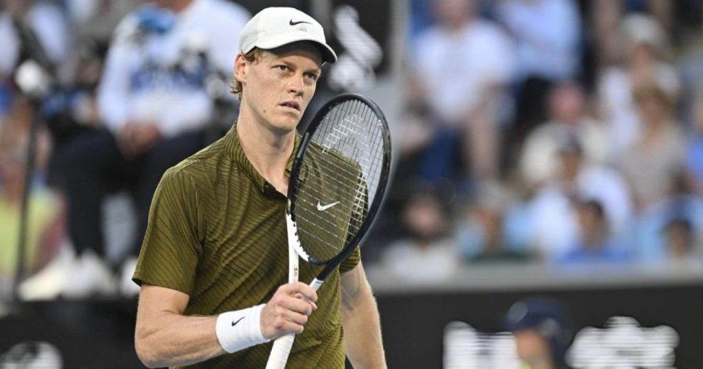 Jannik Sinner în sferturile de finală la Australian Open Jannik Sinner a obținut o victorie importantă la Australian Open, învingându-l pe compatriotul său Luciano Darderi cu 6-1, 6-3, 7-6(2) în runda a patra, asigurându-și astfel un loc în sferturile de finală