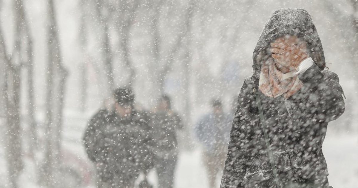 Cod portocaliu de vreme severă în sudul și centrul țării: ninsori și viscol intens Meteorologii din cadrul Administrației Naționale de Meteorologie (ANM) au emis un cod portocaliu de vreme severă pentru regiunile deluroase și montane din sudul și centrul României