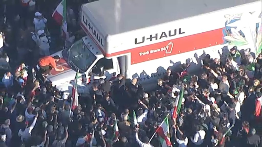 Haos și violență la protestul din Westwood Un protest inițial pașnic din Westwood, Los Angeles, a degenerat în violență duminică după-amiază, când un camion U-Haul s-a îndreptat spre o mulțime de sute de demonstranți care se adunaseră în fața unei clădiri federale