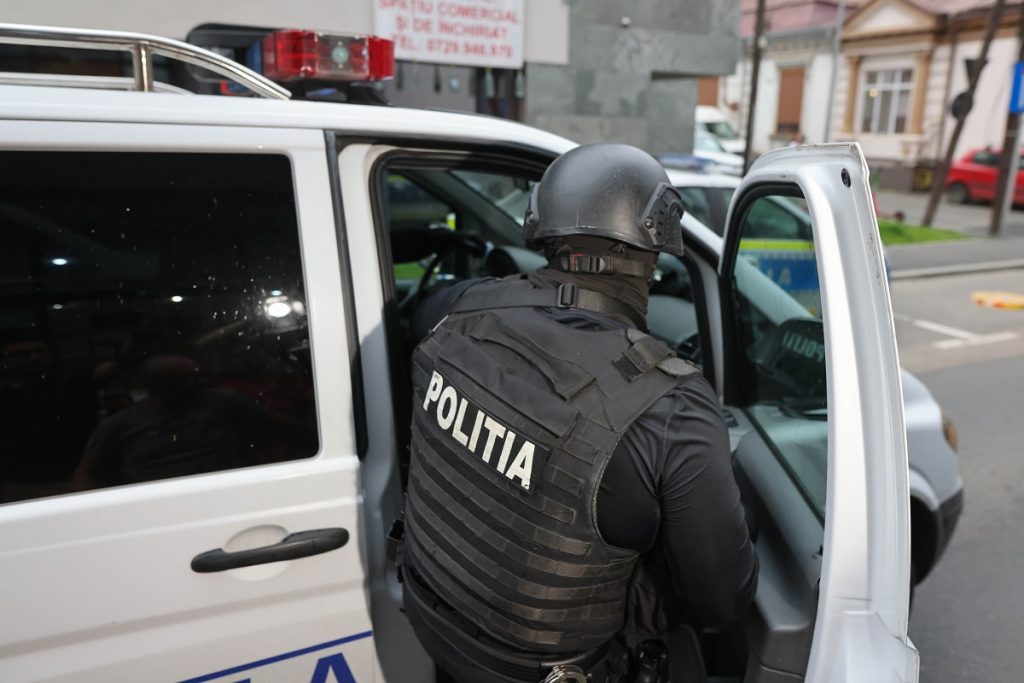 Doi tineri, reținuți pentru trafic de droguri; susțin că le-au dat minorilor de 13 și 15 ani.