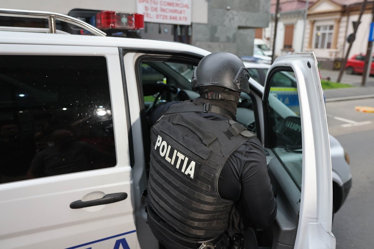 Doi tineri, reținuți pentru trafic de droguri; susțin că le-au dat minorilor de 13 și 15 ani.