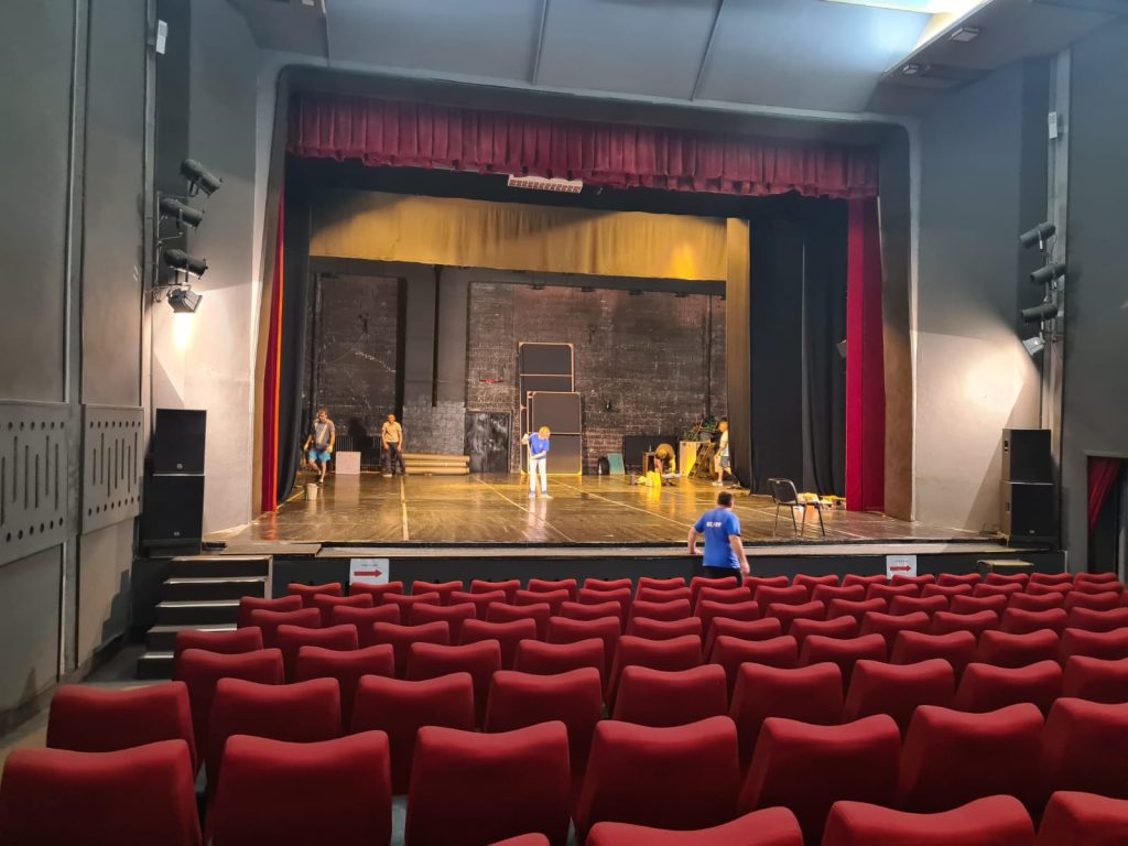 Primăria Capitalei a semnat recent un contract de peste 8,3 milioane de lei pentru reabilitarea clădirii Centrului Cultural Lumina, o investiție menită să aducă această instituție în standarde moderne și sigure, însă planurile de viitor ale administrației locale par a fi contradictorii