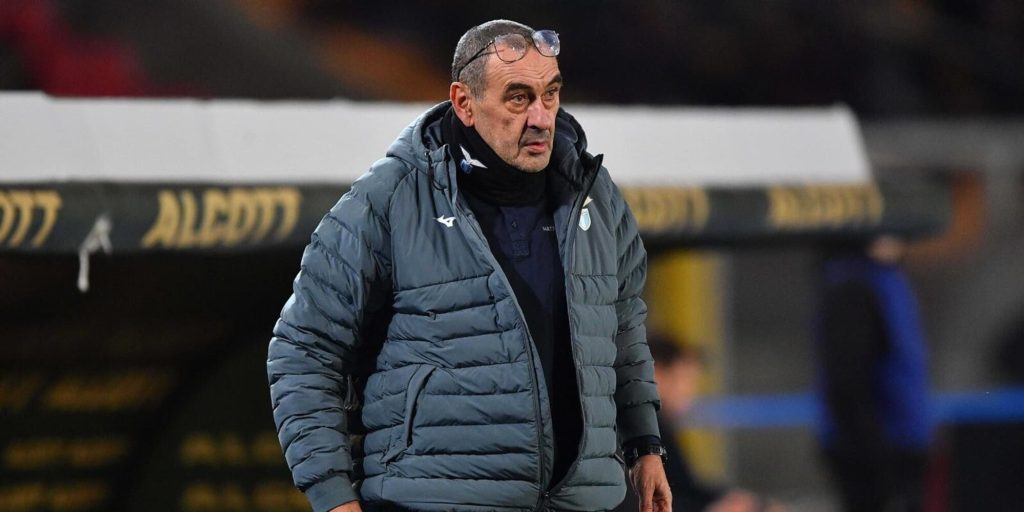 Sarri, iritat după plecarea lui Romagnoli: ”Ne vom confrunta cu probleme” În urma meciului de sâmbătă seară din Serie A, în care Lazio a înregistrat un rezultat amestecat, antrenorul Maurizio Sarri s-a arătat profund nemulțumit de zvonurile legate de o presupusă ruptură între el și jucătorii săi