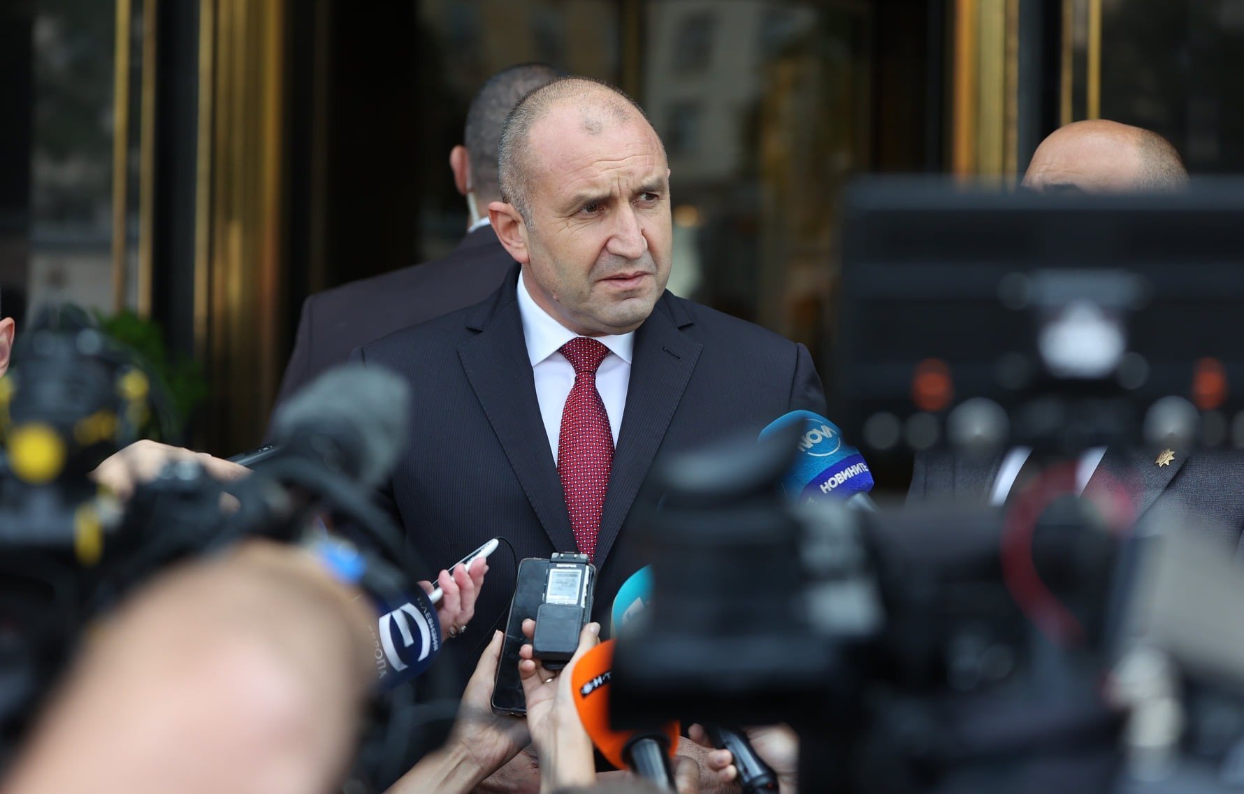 Președintele Bulgariei, Rumen Radev, face un pas crucial în scena politică națională, anunțând oficial că va depune mandatul său pentru a putea participa la alegerile anticipate