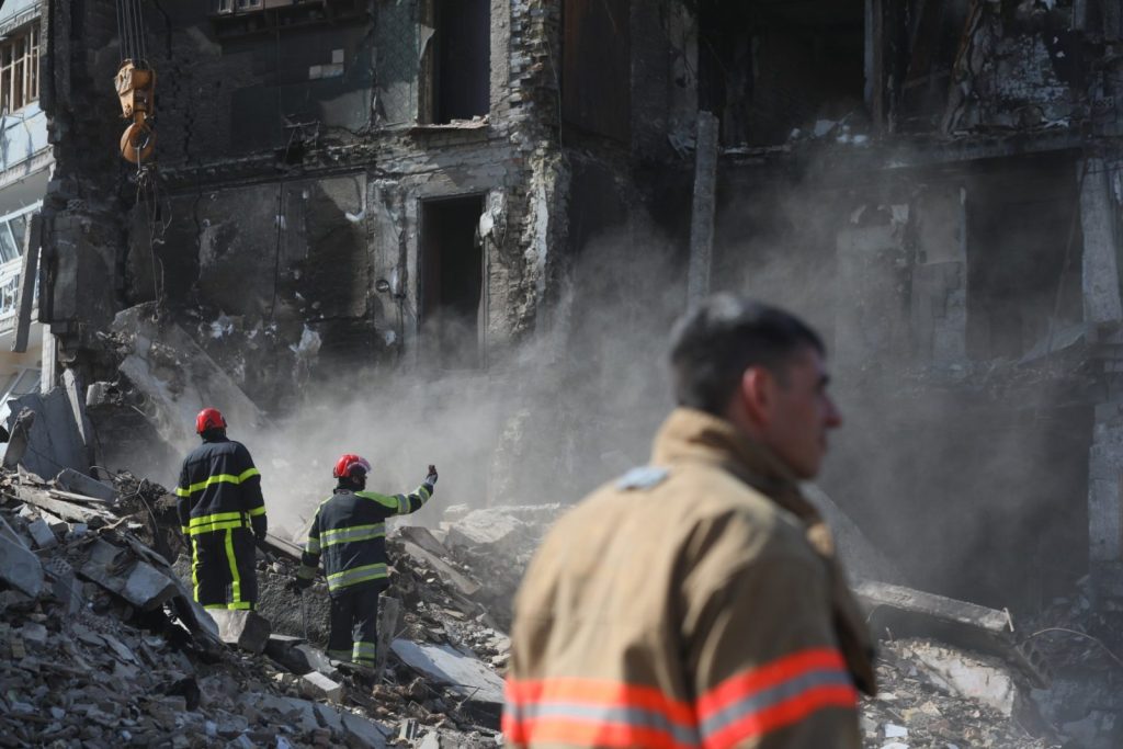 Tragedie la Harkov: două decese și aproape 30 de răniți în urma unui atac rusesc Un violent atac lansat de forțele ruse asupra orașului Harkov, în estul Ucrainei, a făcut cel puțin două victime mortale, printre care un copil de doar trei ani, și a rănit alte 28 de persoane, potrivit oficialilor ucraineni