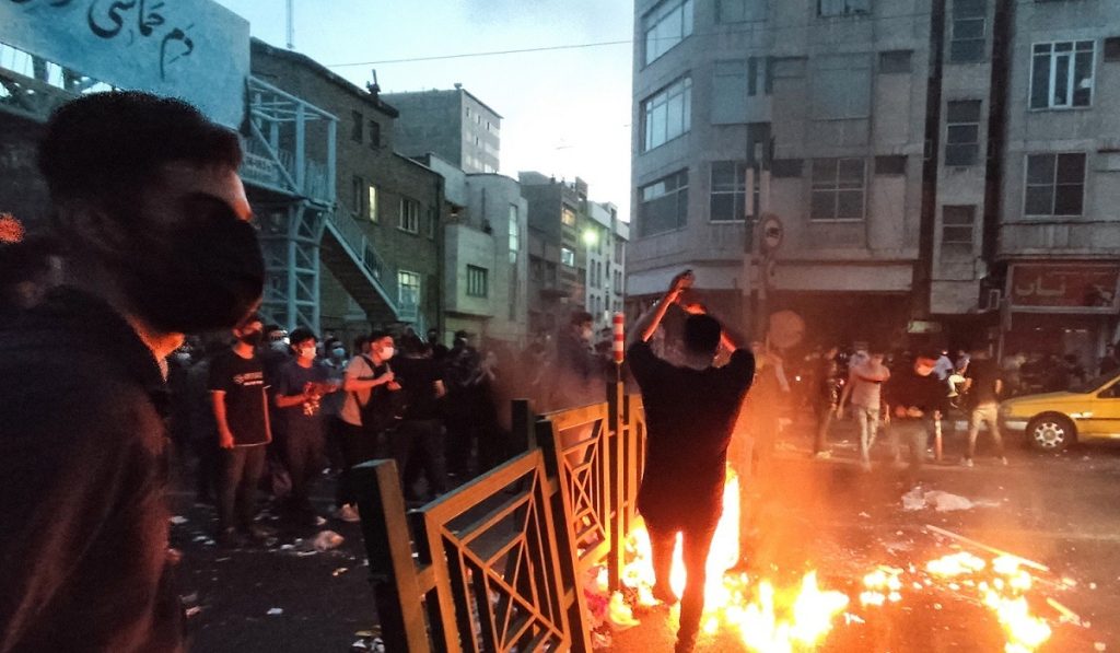 Proteste alerte în Iran: manifestanți în stradă, scandând pentru libertate și democrație Tensiunile din Iran ating cote alarmante, pe fondul unor manifestații care s-au extins rapid în mai multe orașe ale țării