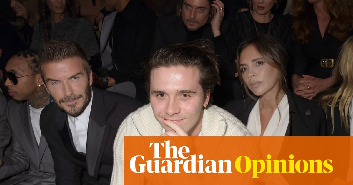 Conflictul din Familia Beckham: Brooklyn Peltz Beckham acuză părinții de comercializare Brooklyn Peltz Beckham, fiul cunoscutului cuplu David și Victoria Beckham, a stârnit agitație pe rețelele sociale după ce a lansat o tiradă emoțională pe Instagram, acuzându-și părinții că l-au tratat drept un simplu obiect de marketing pe parcursul întregii sale vieți