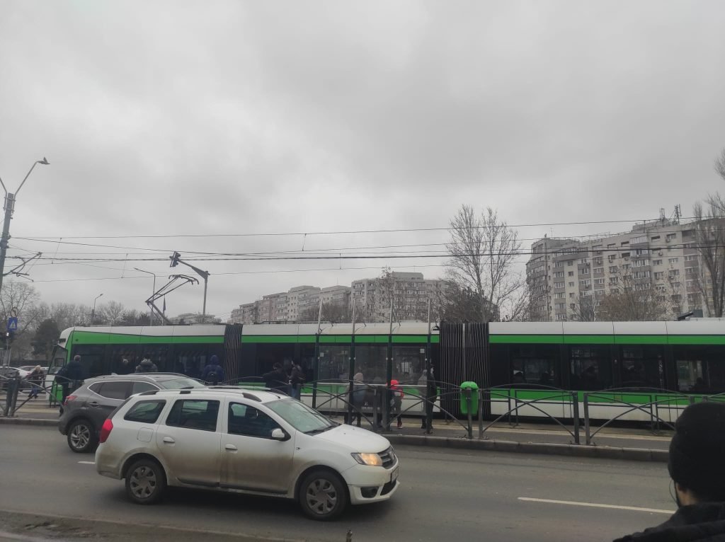 Traficul tramvaielor pe linia 41 a fost blocat temporar vineri după-amiază, în zona Șoseaua Virtuții – Pod Ciurel, după ce o defecțiune tehnică a întrerupt circulația în jurul orei 14:25