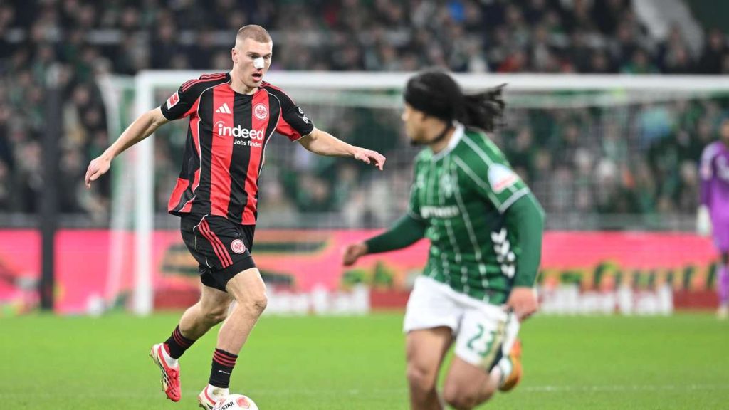 Eintracht Frankfurt, la pământ după înfrângerea de la Bremen Eintracht Frankfurt a suferit o înfrângere umilitoare în fața echipei Werder Bremen, în cadrul etapei a 18-a din Bundesliga