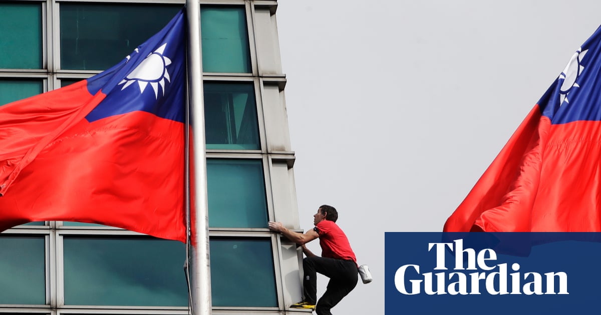 Alex Honnold își duce limitele la București: ascensiune pe Taipei 101
