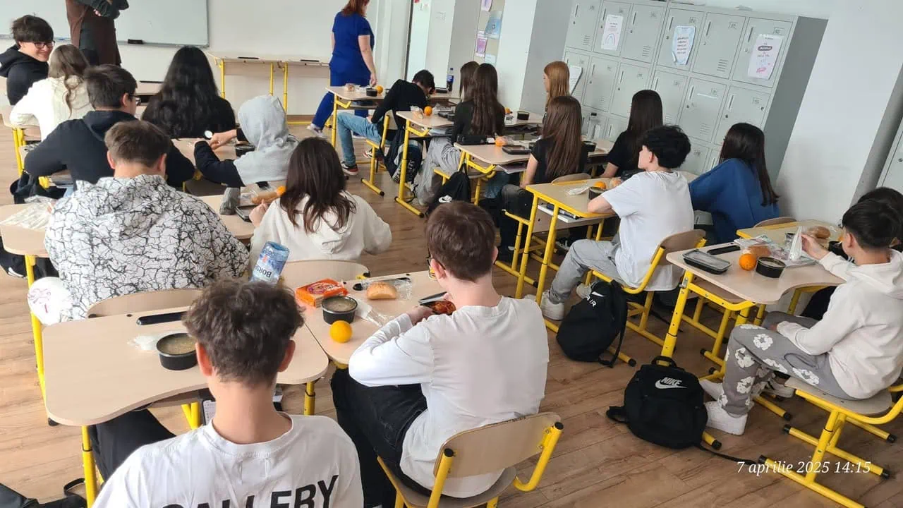 Sectorul 5 ia în consideredare introducerea programului „Masă Sănătoasă” în trei școli din zona sa Autoritățile din Sectorul 5 se pregătesc să lanseze un nou program destinat elevilor, intitulat „Masă Sănătoasă”, dacă proiectul va fi aprobat în ședința Consiliului Local programată pentru 29 ianuarie