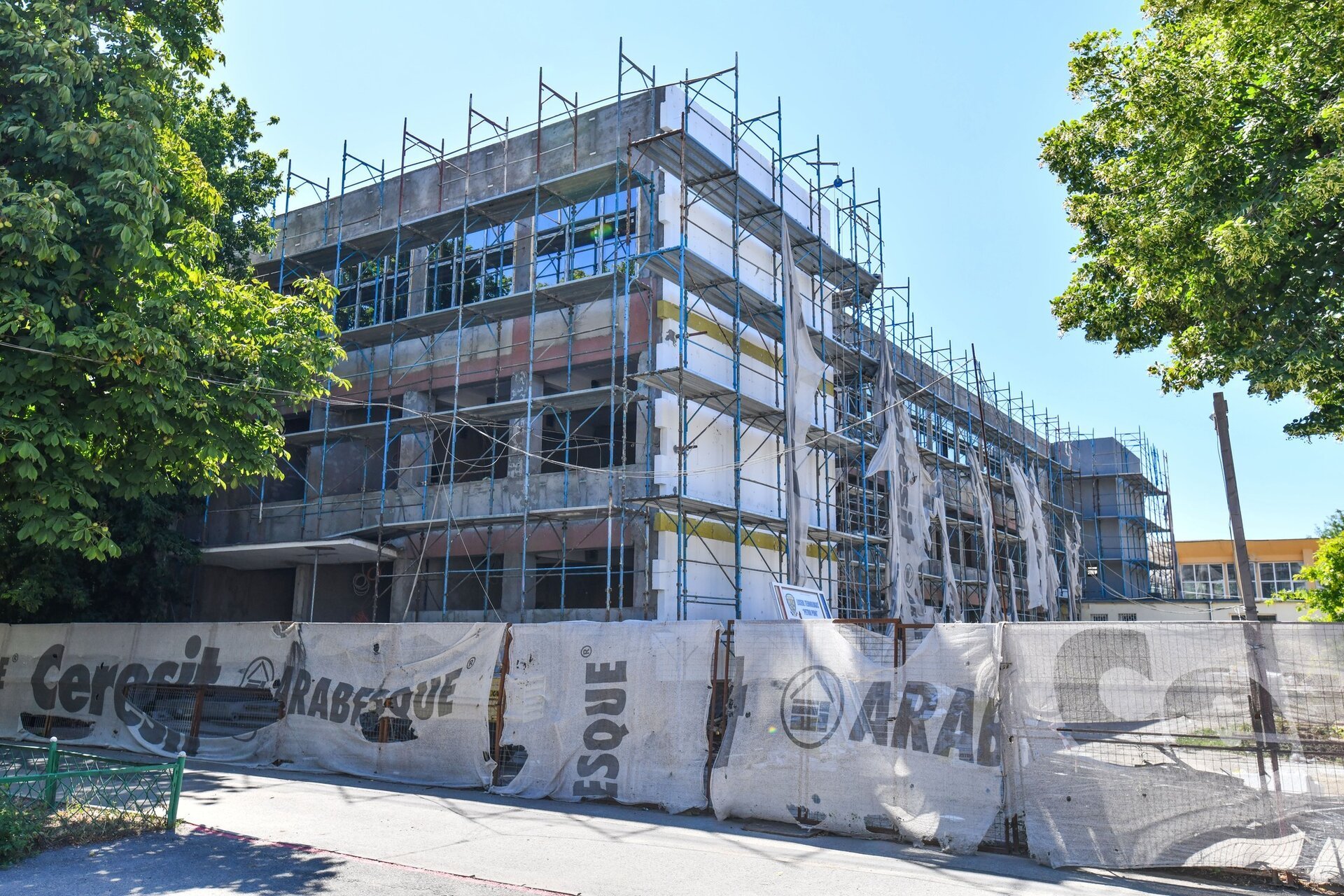 Primăria Sectorului 6 anunță o investiție majoră destinată modernizării infrastructurii educaționale din cartierul Militari, printr-o licitație pentru reparații și renovări ale trei unități de învățământ