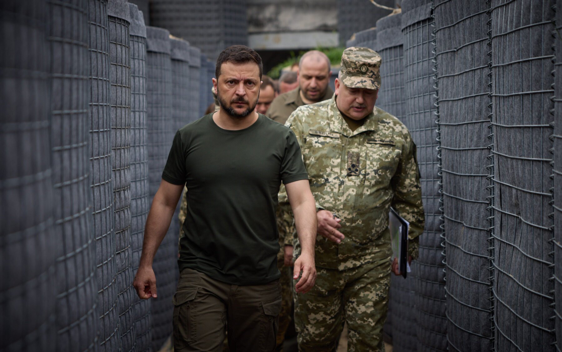 Președintele Ucrainei anunță o remaniere strategică, vizând schimbări în portofoliile cheie ale guvernului Presedintele Ucrainei, Volodimir Zelenski, pregătește o remaniere importantă a guvernului său, indicând intenția de a-l numi pe ministrul Apărării, Denis Șmîgal, în poziția de ministru al Energiei