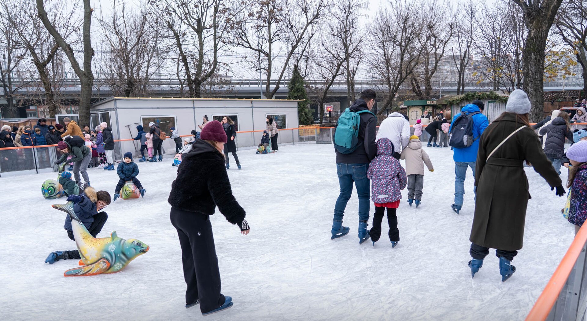 Patinoarele din București continuă să fie destinații preferate pentru aventurile de iarnă ale micuților, iar acest lucru se confirmă în ultimele noutăți despre cele mai populare locuri de distracție pe gheață din oraș