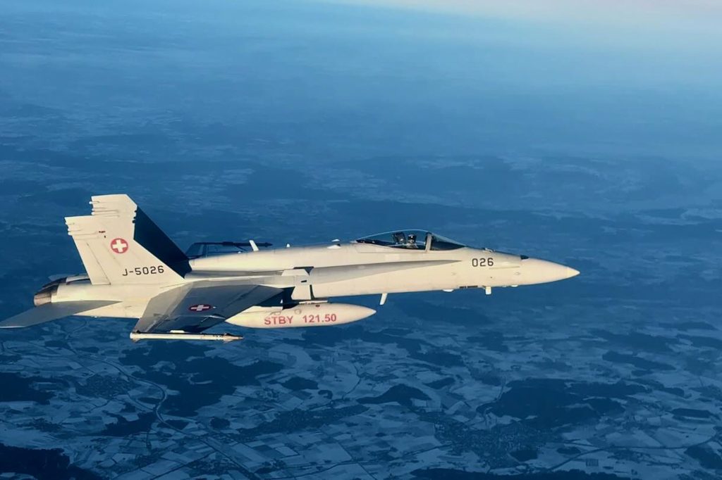 Armata Elvețiană oferă clarificări după escortarea aeronavei președintelui Nicușor Dan Aeronava președintelui României, Nicușor Dan, a fost escortată pe 7 ianuarie de avioane de vânătoare F/A-18 ale Forțelor Aeriene Elvețiene, operatiune considerată standard, dar care a fost și ocazia de a mulțumi României pentru sprijinul acordat în cazul evenimentelor tragice de la Crans-Montana